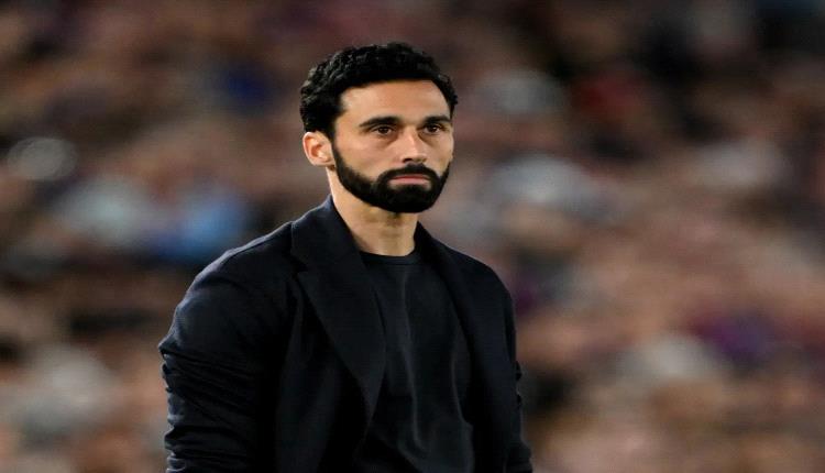 "القمع يعود إلى الكلاسيكو".. جماهير برشلونة تسخر من أربيلوا