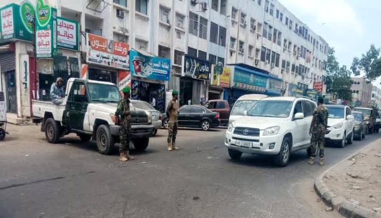 عدن .. إنتشار أمني لضبط المظاهر المسلحة في الشيخ عثمان 