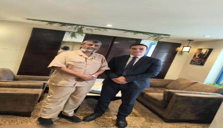 ملف الإرهاب والتهريب على طاولة الجمالي والملحق العسكري الفرنسي في عدن