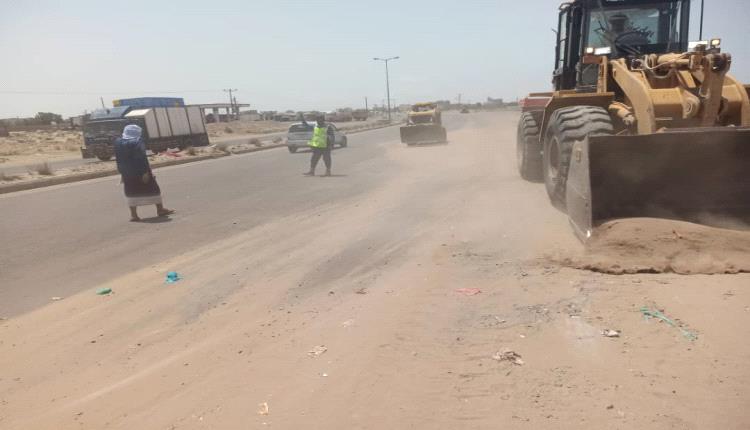 بالصور.. حملة لتصفية و إزالة الا تربة والكثبان الرملية من الطريق العام بتبن 