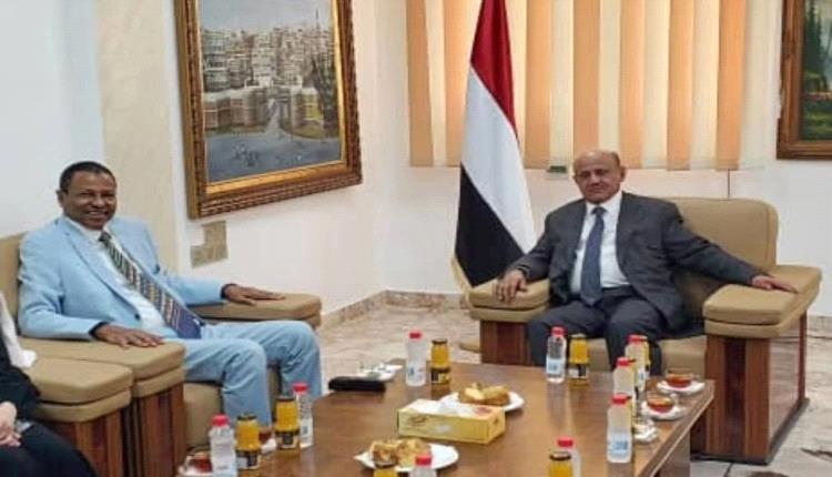 من عدن.. البنك المركزي يؤكد جاهزيته لتسهيل مهام برنامج الغذاء العالمي