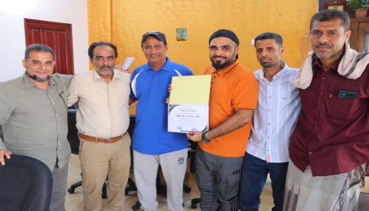 السلطة المحلية بخورمكسر تكرّم الكابتن صلاح الدين علي سلطان تقديراً لجهوده الرياضية