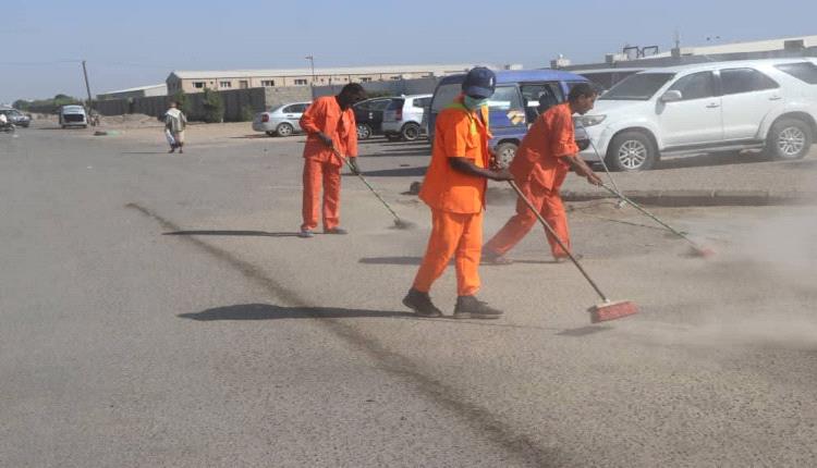 عمال النظافة.. الجنود المجهولون الذين يعيدون لعدن جمالها
