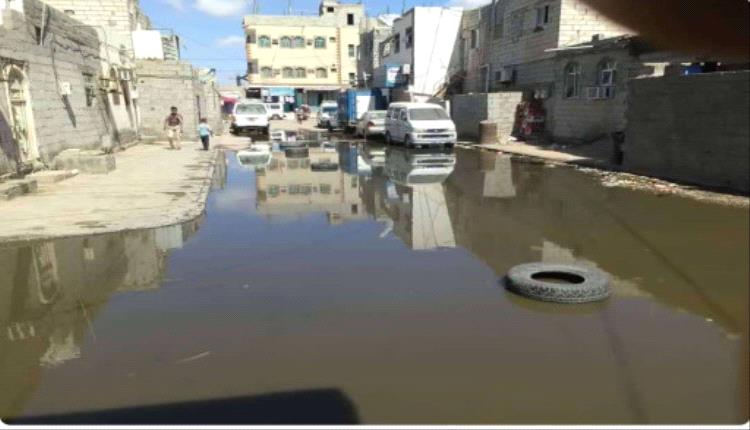 طفح مياه المجاري يغرق حي عبدالقوي بعدن والمواطنون يناشدون التدخل العاجل