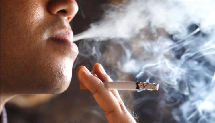 أطباء يحذرون: التبغ يهدد صحة العمود الفقري 