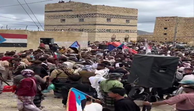 شاهد بالفيديو: حشود يافعية تصل مهرجان القارة وسط هتافات تضامنية مع الرئيس الزُبيدي 