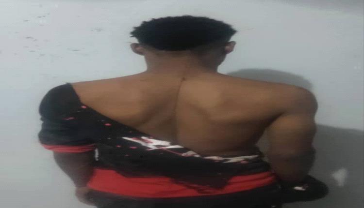 أمن شبوة يضبط متهماً بحيازة وتعاطي مادة الحشيش المخدر بعتق 