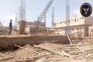 صور - وحدة حماية الأراضي تزيل مبانٍ عشوائية على أحواض المجاري في عدن