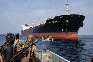 نشاط مشبوه غرب سقطرى.. هيئة بريطانية تحذر من قوارب صغيرة
