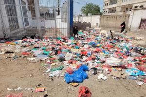 مطالبات بإزالة ونقل مقلب للقمامة من امام مبنى معرض المؤسسة الاقتصادية بالحوطة الى موقع اخر