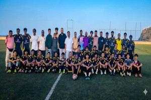 مدير مكتب الشباب والرياضة ورئيس اتحاد كرة عدن يتفقدان جاهزية "التلال" قبيل السفر لصنعاء