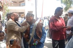 لفتة كريمة من محافظ الضالع تجاه المعلمين القدامى في حفل تكريمي