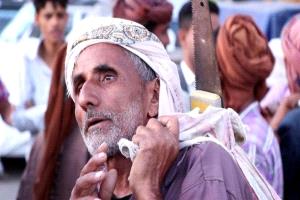 11 عاما من المعاناة.. عيد العمال في اليمن يكشف انهيار الرواتب وارتفاع البطالة
