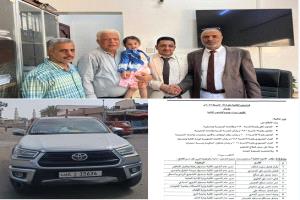 قبل أن يغادر مكتبه.. مسؤول في عدن يكسر قاعدة التمسك بالعهدة ويُعيد مفاتيح سيارته طواعية