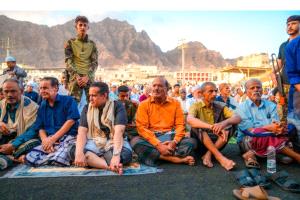 الحالمي وقيادات في المجلس الانتقالي يؤدون صلاة العيد مع جموع المصلين في عدن