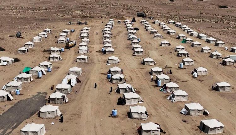 «الكوليرا» يطرق مخيمات اليمنيين الفارّين من الهجمات الحوثية
