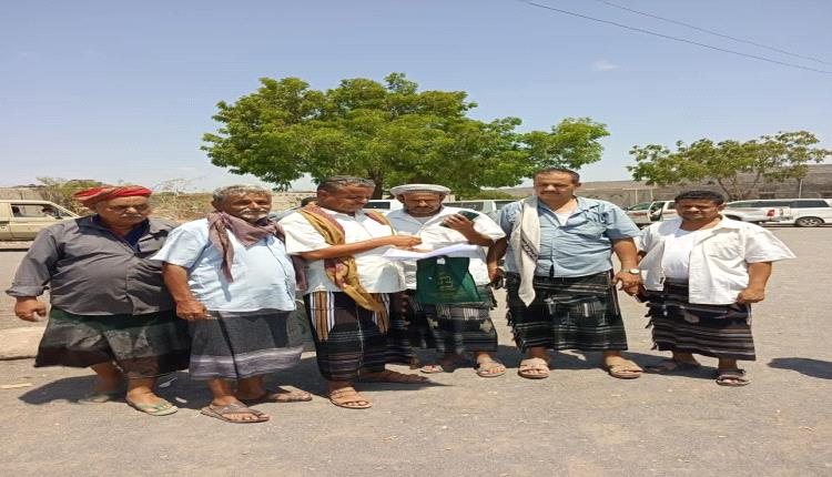 تسليم مواقع مشاريع خدمية للمقاولين في مديرية الملاح بلحج