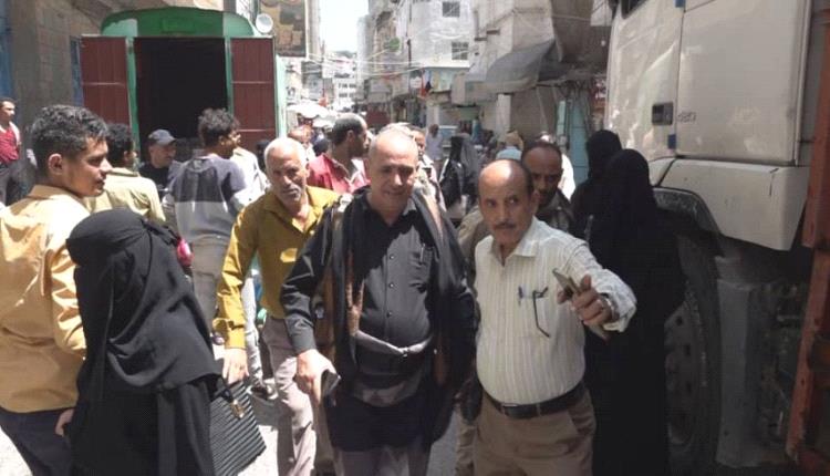 بعد حصار المدينة.. مسؤول بتعز يوجّه بفتح المحال المغلقة وبيع المواد الغذائية بأسعار مناسبة