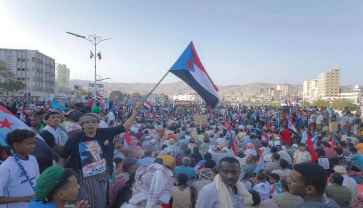 مليونية حاشدة في المكلا تجدد التفويض للزبيدي وتعلن التعبئة لإسناد القوات الجنوبية في مواجهة الحوثيين