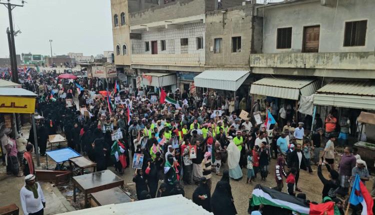 سقطرى.. حشود جماهيرية في مليونية التعبئة الشعبية احتفاءً بذكرى ثورة 14 أكتوبر