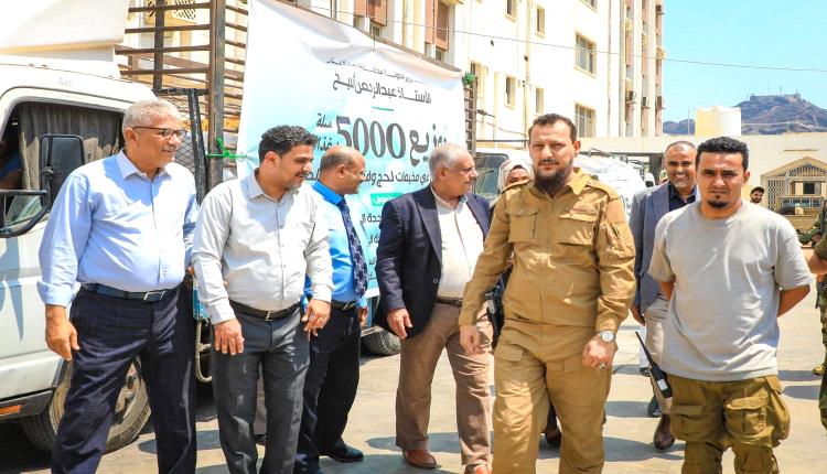 المحافظ شيخ يدشّن أضخم حملة إغاثية في عدن ولحج 