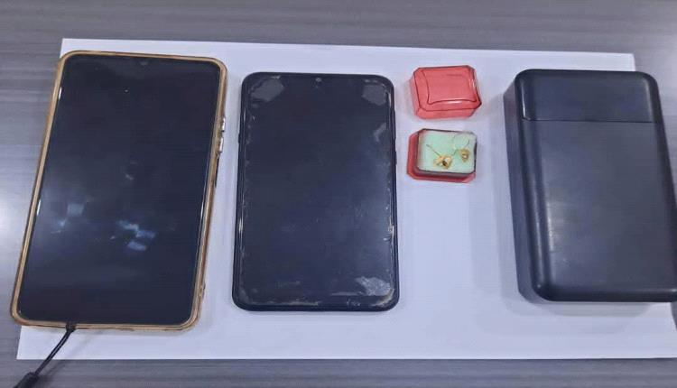 عدن.. شرطة بئر فضل تضبط متهمًا وتستعيد ذهبًا وهواتف مسروقة