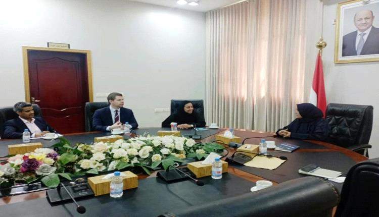 تعزيز دور المرأة في السلام وصنع القرار وأوضاع النازحات تتصدر مباحثات في عدن
