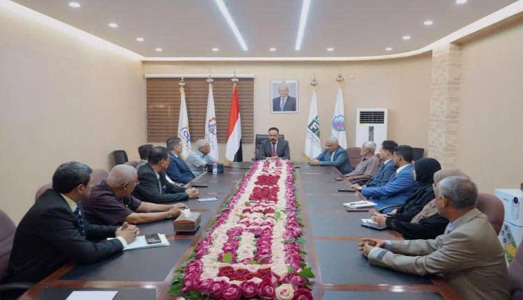 وزير الأشغال يوقّع على خمسة عقود لصيانة وإعادة تأهيل طرق حيوية في أربع محافظات
