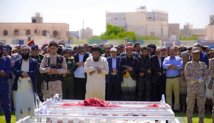 شبوة تنزف - محافظ المحافظة يتقدم تشييع 75 شهيداً ارتقوا في استهداف المركز التدريبي