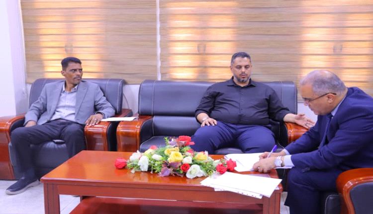 وزير التربية والتعليم يوقّع اتفاقية لإعادة تأهيل ثلاث مدارس في ريف تعز

