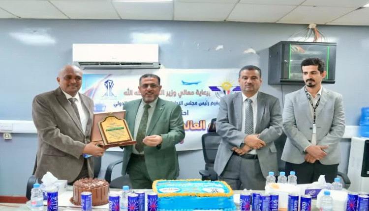 مطار عدن الدولي يكرّم مراقبيه الجويين تقديرًا لجهودهم في تأمين سلامة الملاحة الجوية