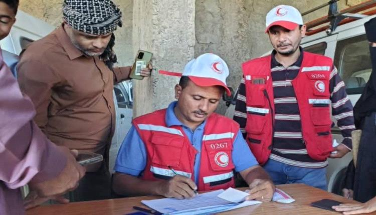 االهلال الأحمر بتعز يوزع الدفعة الثانية من المساعدات للنازحين في المظفر