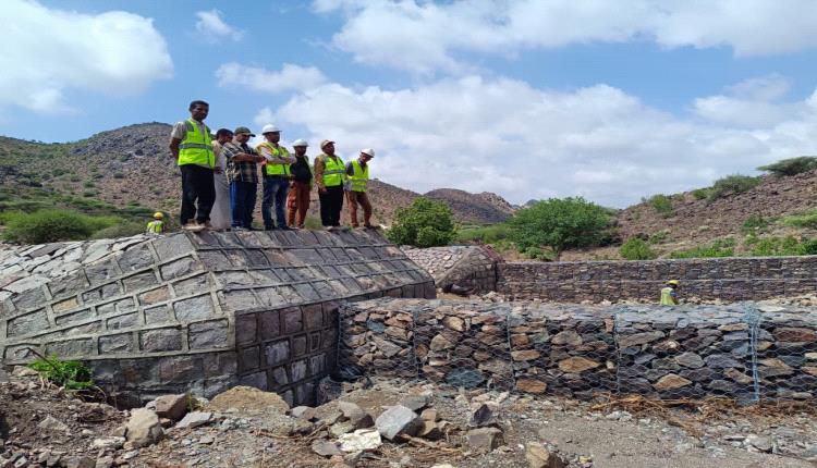مدير عام المسيمير يتفقد تأهيل سدي الحومرة والجراب ويشيد بمستوى الإنجاز