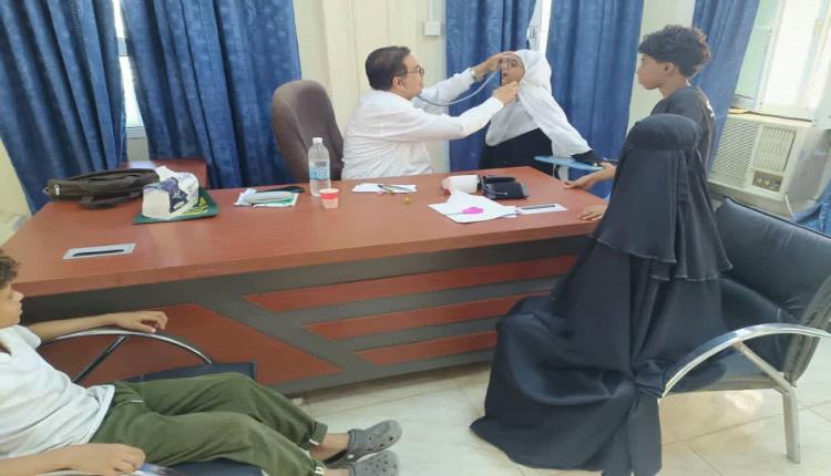 العيادة الطبية المجانية تواصل معاينة الحالات المرضية في مركز التعليم المستمر بجامعة لحج

