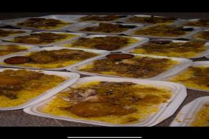 وجبات غذاء جاهزة مقدمة من أهالي صبر بتبن للنازحين المتواجدين بالمدارس بالمديرية