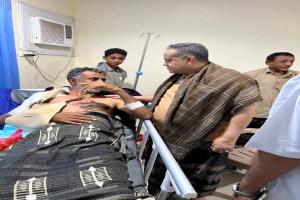 الحالمي يطمئن على صحة القائد فاروق الكعلولي ويشيد بمواقفه البطولية في جبهة الصبيحة