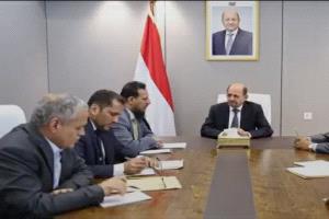 إشادة بموقف رئيس الوزراء الشجاع في مواجهة تهديدات الحوثي ورفض المغادرة 