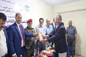 الإتحـاد السويـدي للثقافة" يكـرم الشيـخ محسـن القشـم ابو مطهر بدرع الثقافة العربية