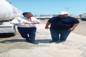 الجريري يتفقد تموين طائرات عدن ويؤكد جاهزية المحطة رغم استهداف محيط المطار