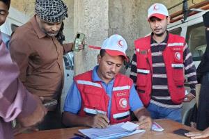 االهلال الأحمر بتعز يوزع الدفعة الثانية من المساعدات للنازحين في المظفر