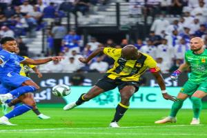 الكلاسيكو يفي بالوعود.. الهلال يلحق بالاتحاد الخسارة الأولى في دوري روشن
