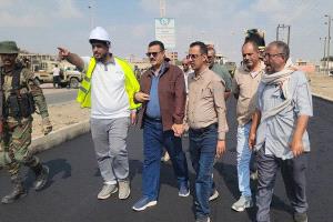 مدير عام البريقة يدشن فرش الأسفلت بمشروع توسعة طريق مدخل بئر أحمد - الحرم الجامعي