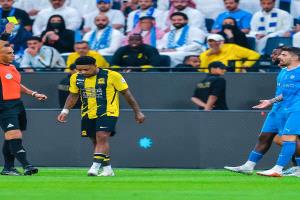 اشتباكات وتدخل أمني... الدوري السعودي يشهد فوضى عارمة في ختام قمة الهلال والاتحاد