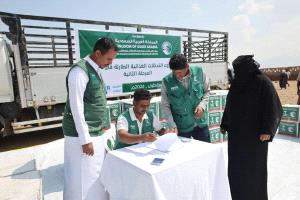 مركز الملك سلمان يوزع 2,880 سلة غذائية للأسر الأشد احتياجاً في سقطرى