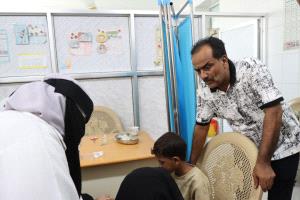 الزهري يتفقد المجمع الصحي ويتابع تركيب منظومة الطاقة الشمسية المقدمة من السلطة المحلية
