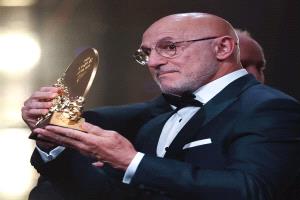 الكرة الذهبية.. دي لا فوينتي يحصد جائزة أفضل مدرب في العالم