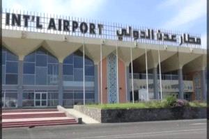 الحوثيون يعاودون استهداف مطار عدن الدولي بصاروخ باليستي عقب تحذيرات بالإخلاء