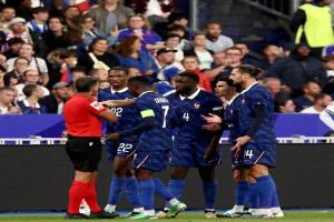 بعد مبابي وكوناتي.. لاعب جديد يغادر معسكر فرنسا
