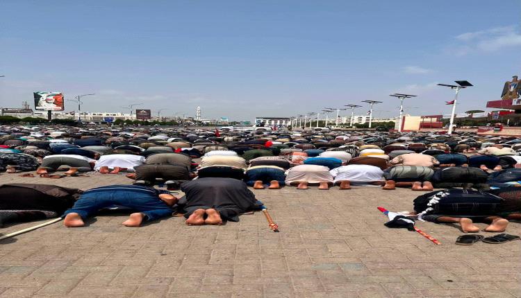آلاف من منتسبي الجيش الجنوبي يؤدون صلاة الظهر في الساحة احتفاءً بذكرى التأسيس