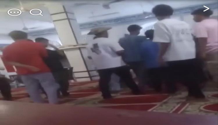 حادثة تهديد داخل مسجد النور بكريتر.. وشاب يهدد بتفجير قنبلة يدوية عقب صلاة المغرب